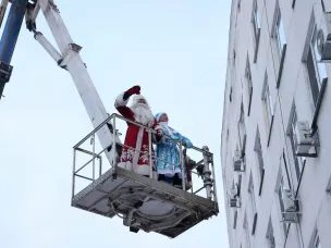 Деды Морозы-альпинисты МЧС пятый год подряд поздравляют с Новым годом пациентов Областной детской клинической больницы