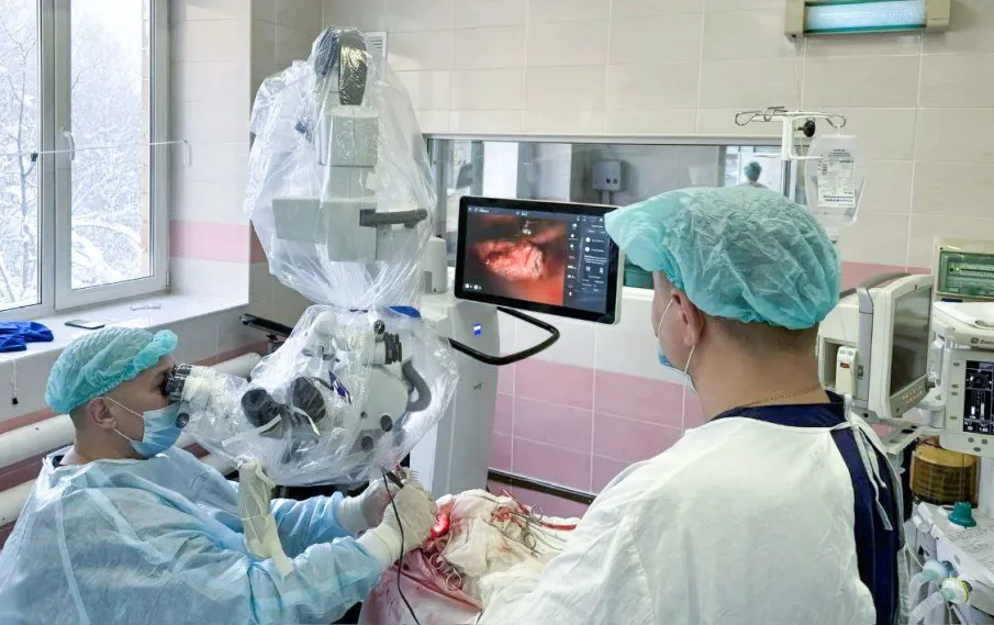 Нейрохирурги Областной клинической больницы имени Н.А. Семашко смогут выполнять сложнейшие операции с помощью нового микроскопа