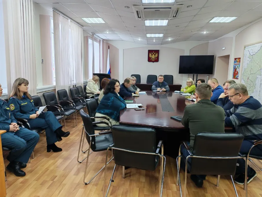 26 января в конференц-зале администрации состоялось заседание комиссии по предупреждению и ликвидации ЧС и обеспечению пожарной безопасности  района под председательством первого заместителя главы администрации Васильева Алексея Александровича.