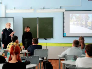 Сотрудники полиции совместно с представителем Общественного совета при отделе напомнили подросткам о важности сохранения мемориальных объектов и бережного отношения к ним