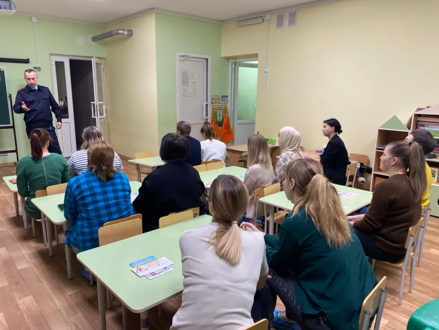 Госавтоинспекторы  проводят беседы с родительской общественностью  чтобы напомнить об обеспечении детской безопасности на дорогах