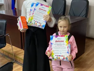 21 декабря в конференц-зале администрации Ковернинского муниципального округа состоялось заседание межведомственной комиссии по охране труда, в ходе которого были награждены дети - победители Международного конкурса детского рисунка «Охрана труда глазами детей-2023»: