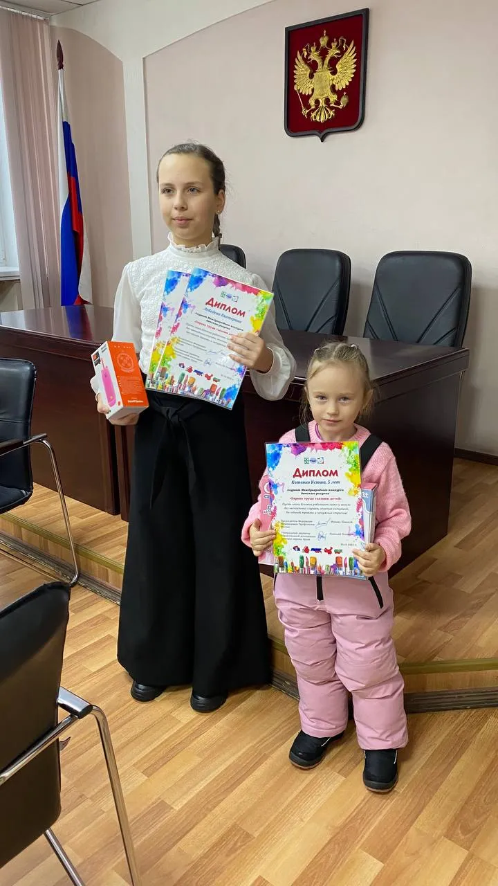 21 декабря в конференц-зале администрации Ковернинского муниципального округа состоялось заседание межведомственной комиссии по охране труда, в ходе которого были награждены дети - победители Международного конкурса детского рисунка «Охрана труда глазами детей-2023»: