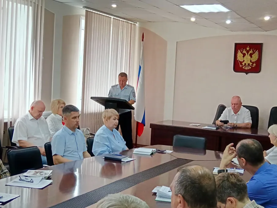 02 июня 2025 года в целях обеспечения взаимодействия правоохранительных органов и органов местного самоуправления Ковернинского муниципального округа по вопросам противодействия коррупции, в рамках исполнения мероприятий по противодействию коррупции в Ковернинском муниципальном округе, выступил с докладом начальник МО МВД России "Ковернинский" подполковник полиции Сергей Владимирович Черняев, который проинформировал муниципальных служащих, руководителей организаций по вопросам коррупции