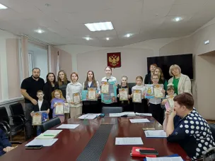 5 декабря 2025 г. в конференц-зале администрации Ковернинского муниципального округа состоялось очередное заседание Межведомственной комиссии по охране труда, в ходе которого награждены благодарственными письмами администрации Ковернинского муниципального округа и Совета депутатов победители конкурса детских рисунков «Охрана труда глазами детей – 2025»: