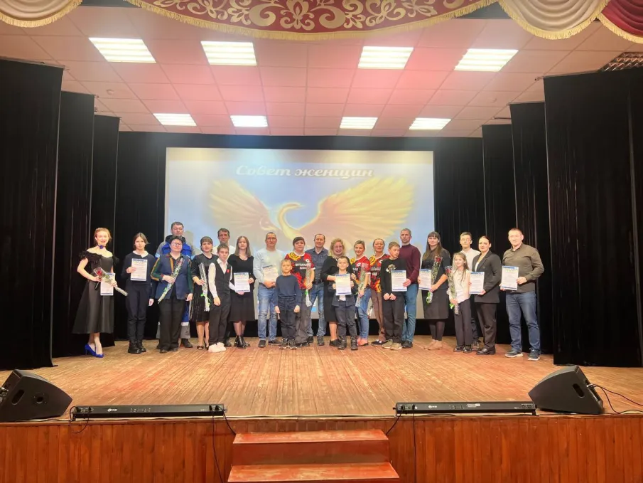 8 декабря в ККЗ "Мир" прошло уникальное мероприятие - первый форум женщин и детей "Тепло сердец", организованный Советом женщин Ковернинского округа.