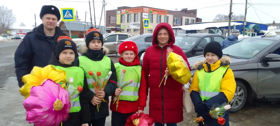Сотрудники ГИБДД на дорогах рп Ковернино поздравили представительниц прекрасного пола с Международным женским днем