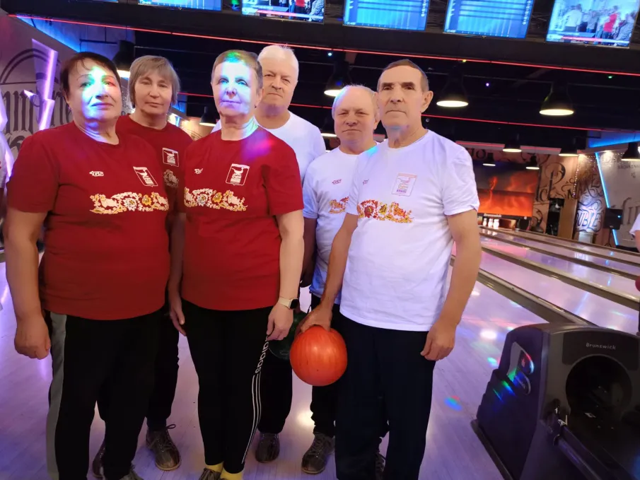 В общественных организациях. Боулинг - любимая игра!