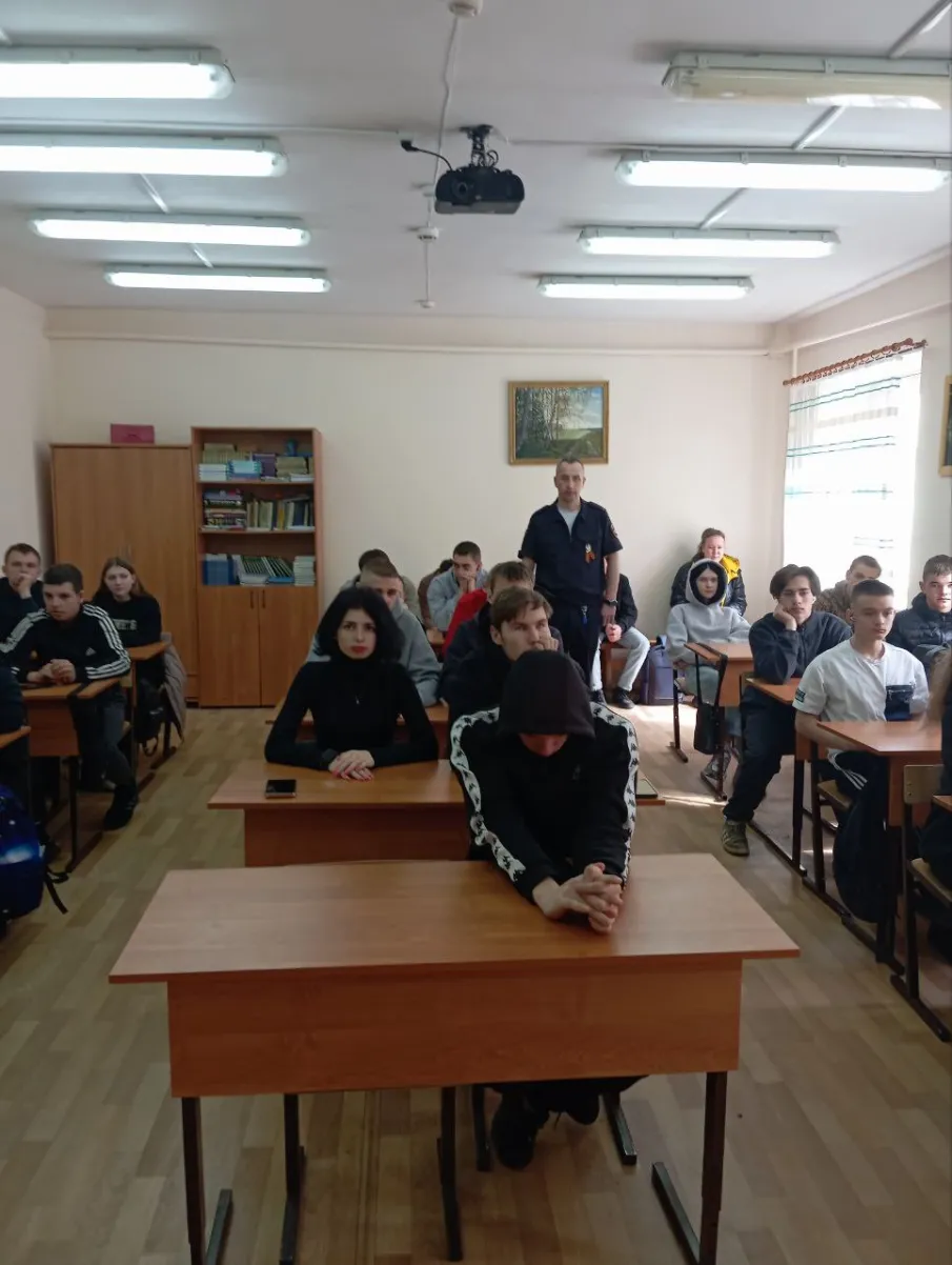 Профилактические беседы инспектора ГИБДД со школьниками о правилах  дорожного движения.