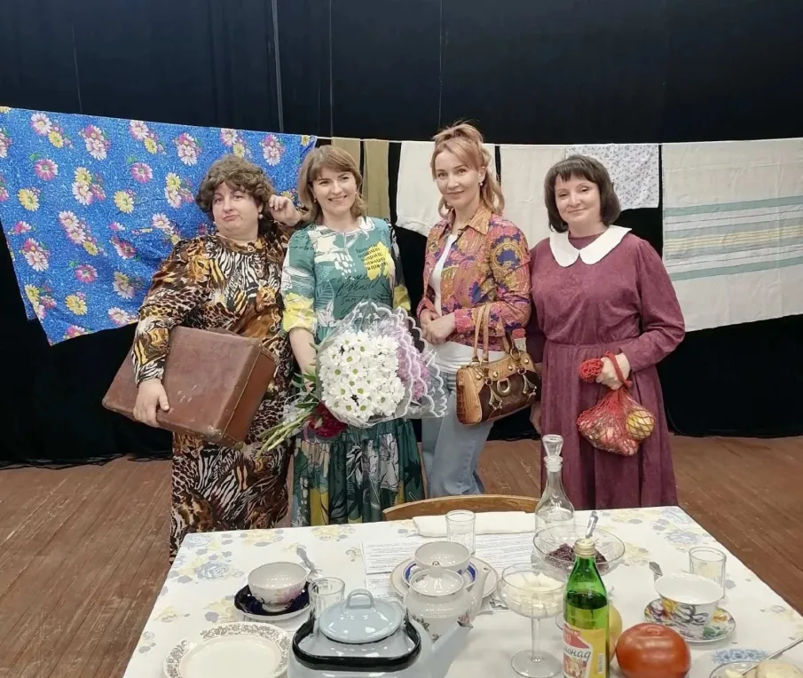 12 июня в ККЗ «Мир» р.п. Ковернино состоялась премьера спектакля "Наша кухня" театральной студии "Брависсимо" из  г.о. Сокольский.