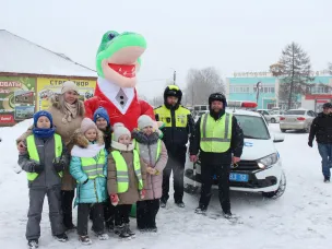 Госавтоинспекция МО МВД России "Ковернинский" совместно с отрядом  ЮИД  организовали акцию-поздравление для водителей-мужчин "Хороший водитель-настоящий защитник"