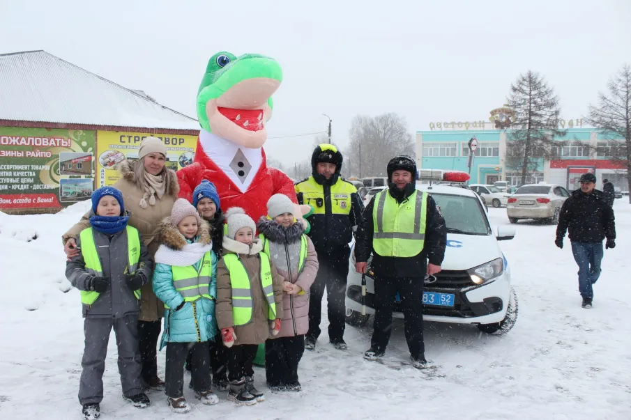 Госавтоинспекция МО МВД России "Ковернинский" совместно с отрядом  ЮИД  организовали акцию-поздравление для водителей-мужчин "Хороший водитель-настоящий защитник"